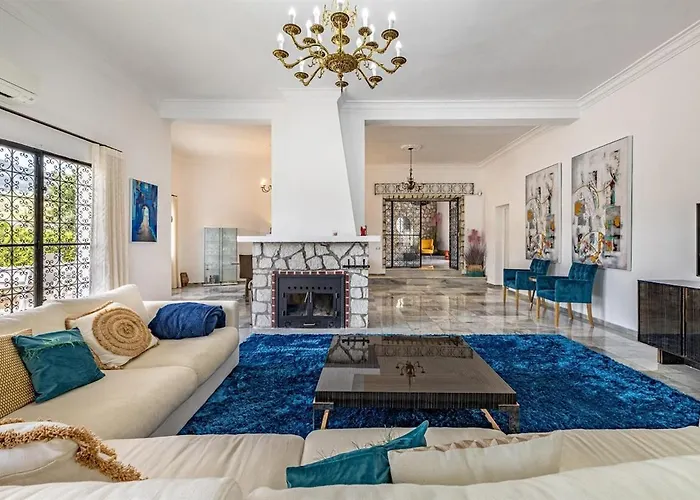 Luxury Villa With Tennis & Pool