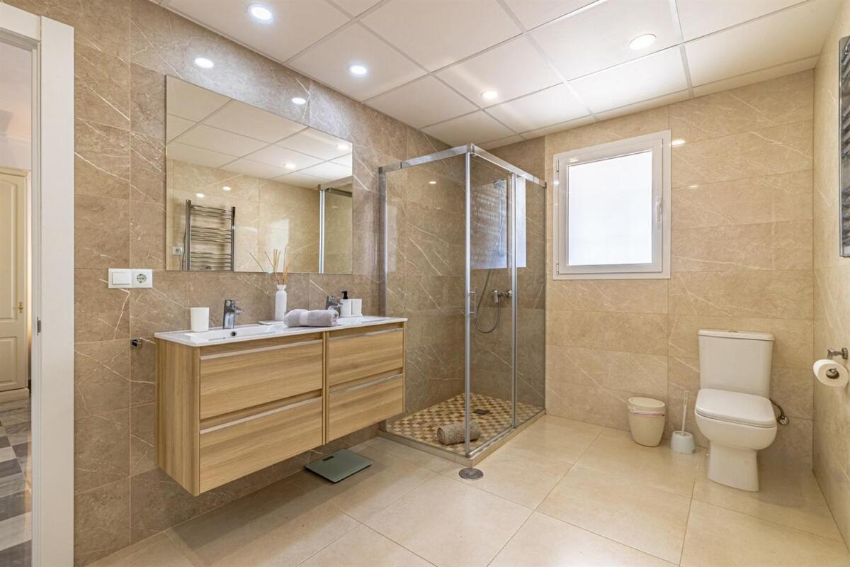 Luxury With Tennis & Pool *